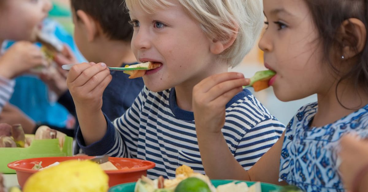 Read more about the article Ce le place copiilor să mănânce? Ce e bun pentru ei?
